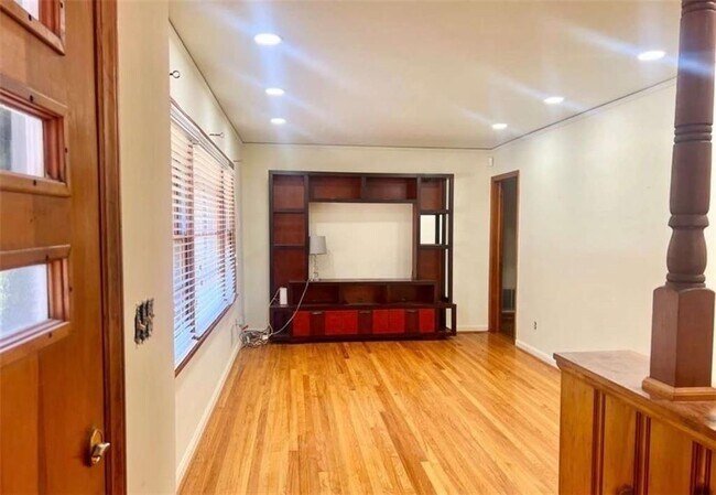 2560 Wood Valley Dr in East Point, GA - Building Photo - Building Photo