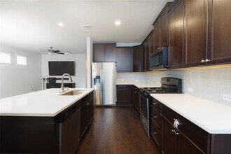 5304 Golden Canary Ln in Austin, TX - Foto de edificio - Building Photo