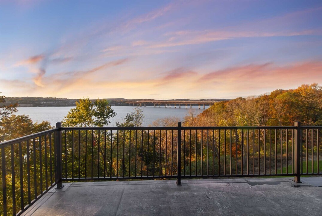 24 Edgewater Pl-Unit -401 in Beacon, NY - Building Photo