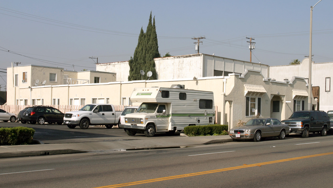 1371 Redondo Ave in Long Beach, CA - Building Photo