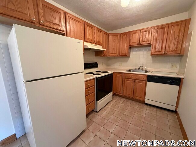 282 Grove St, Unit 9 in Newton, MA - Building Photo - Building Photo