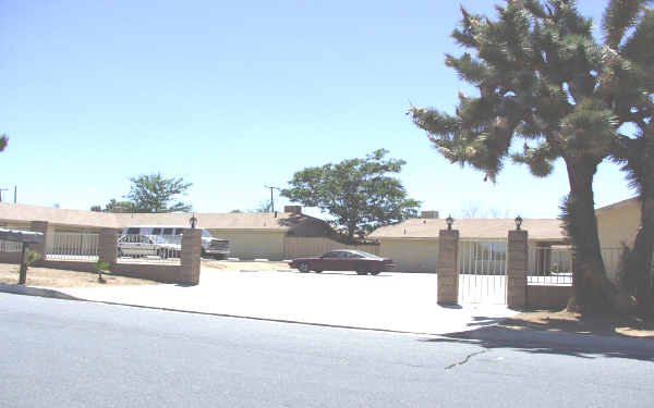 7428-7434 Cherokee Trl in Yucca Valley, CA - Foto de edificio - Building Photo