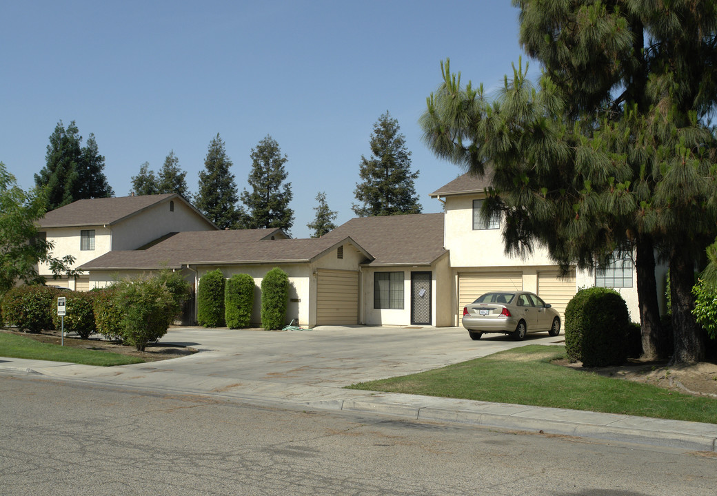 Hemlock -Carolyn Apartments in Reedley, CA - Building Photo