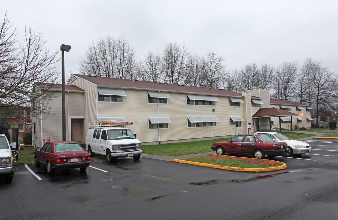 Holly Court Apartments in Seattle, WA - Building Photo