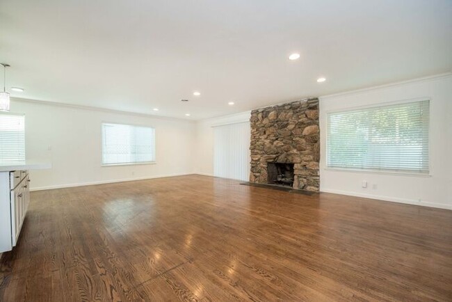1300 Londonderry St in Costa Mesa, CA - Building Photo - Building Photo