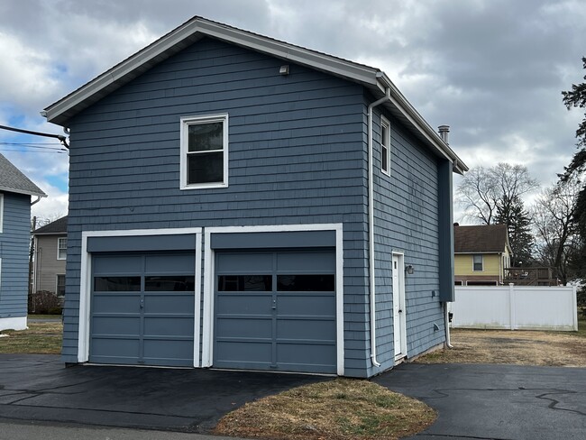 13 Indian Neck Ave in Branford, CT - Building Photo - Building Photo