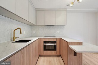 23 Logan Cir NW-Unit -NO. 1 in Washington, DC - Foto de edificio - Building Photo