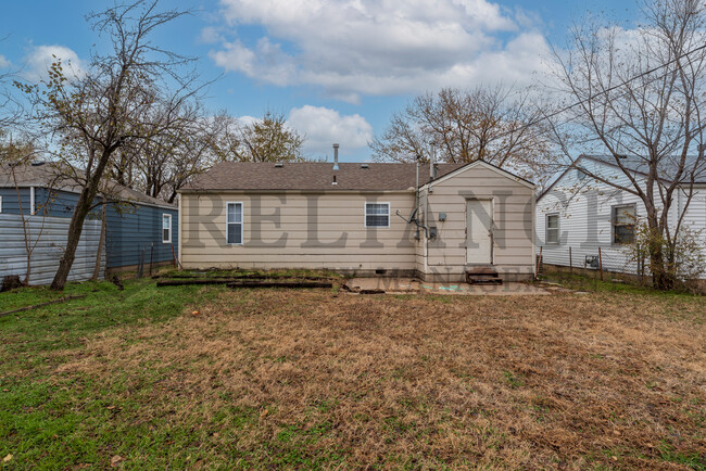 1646 S Vine St in Wichita, KS - Foto de edificio - Building Photo