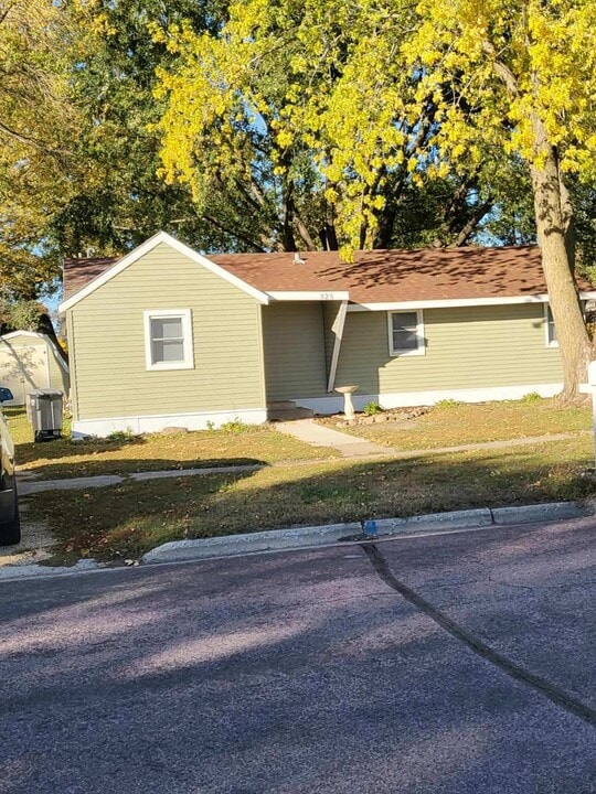325 3rd Ave SW in Winnebago, MN - Building Photo