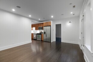 643 W Roscoe St, Unit B1 in Chicago, IL - Building Photo