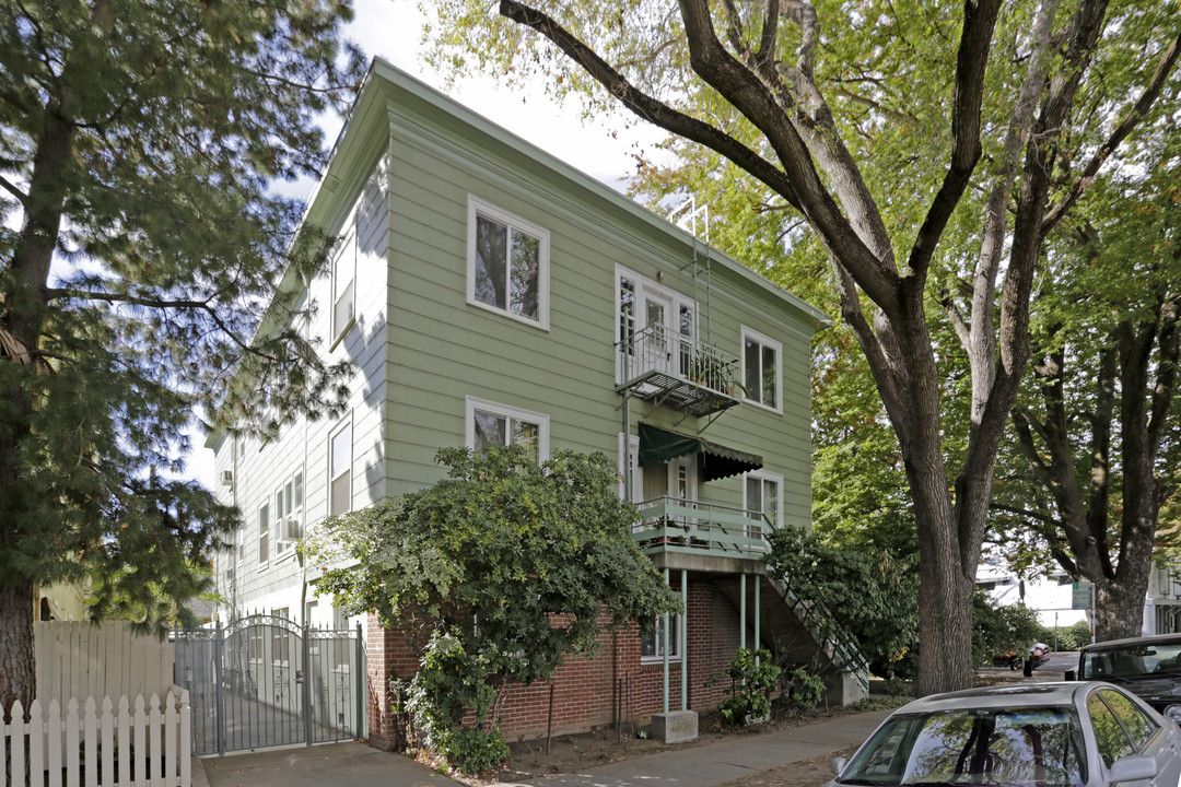 1700 S St in Sacramento, CA - Foto de edificio