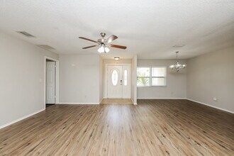 3610 Fairway Forest Dr in Palm Harbor, FL - Building Photo - Building Photo