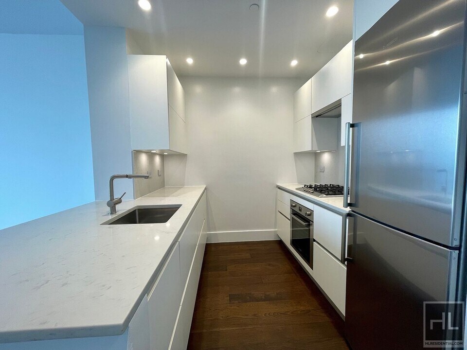 East 44th Street in New York, NY - Building Photo