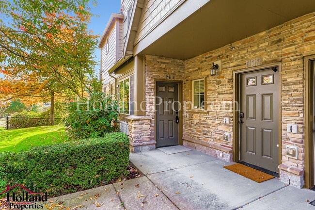 983 NE Wheelock Pl in Hillsboro, OR - Foto de edificio - Building Photo