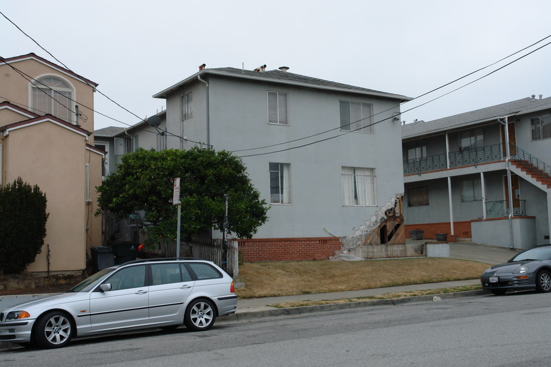 140 Santa Dominga Ave in San Bruno, CA - Foto de edificio