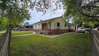 2111 3rd St in Galena Park, TX - Building Photo
