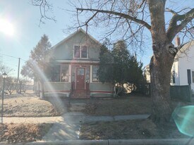 401 Cleveland Ave in Manitowoc, WI - Building Photo