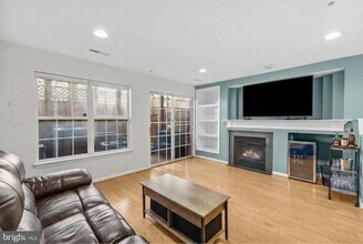 381 Livermore Ln in Alexandria, VA - Building Photo - Building Photo