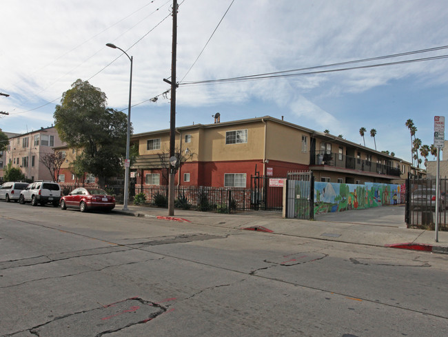 1635 N Normandie Ave in Los Angeles, CA - Foto de edificio - Building Photo