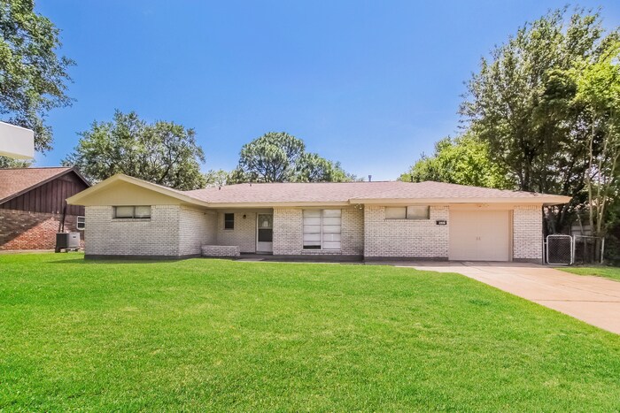 1607 17th Ave N in Texas City, TX - Building Photo