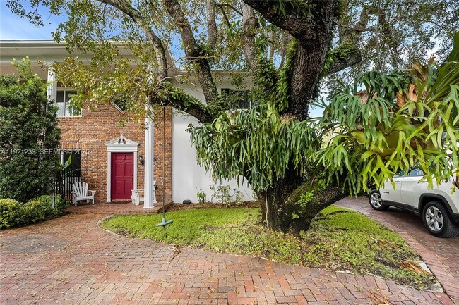 10670 SW 77th Ave in Miami, FL - Building Photo - Building Photo