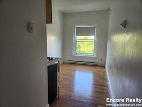 1077 Beacon St, Unit 6 in Brookline, MA - Building Photo - Building Photo