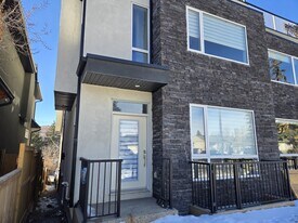 4423 Bowness Rd NW in Calgary, AB - Building Photo