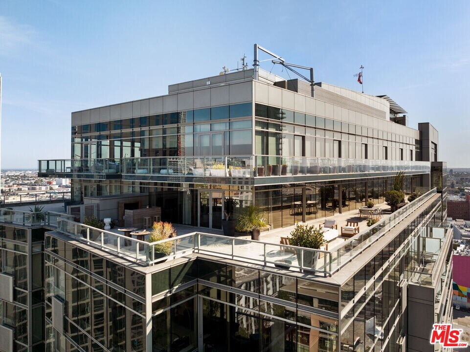 1155 S Grand Ave in Los Angeles, CA - Building Photo