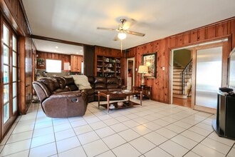 4615 University Oaks Blvd in Houston, TX - Building Photo - Building Photo