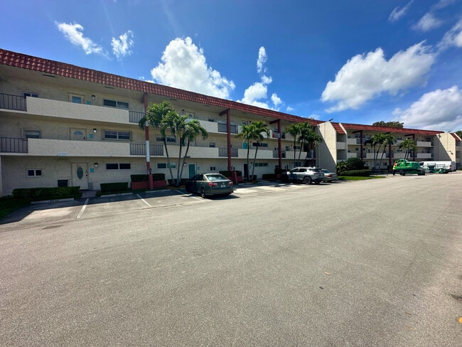 8921 S Hollybrook Blvd in Pembroke Pines, FL - Foto de edificio - Building Photo