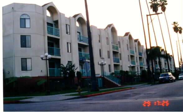 Beesan Condos Apartments in Van Nuys, CA - Foto de edificio - Building Photo