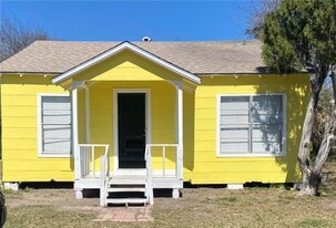 701 W Lakeside Dr in Corpus Christi, TX - Building Photo