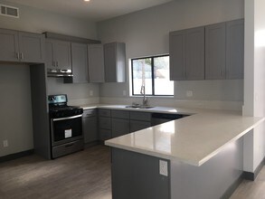 6624 Kester Ave in Los Angeles, CA - Foto de edificio - Building Photo