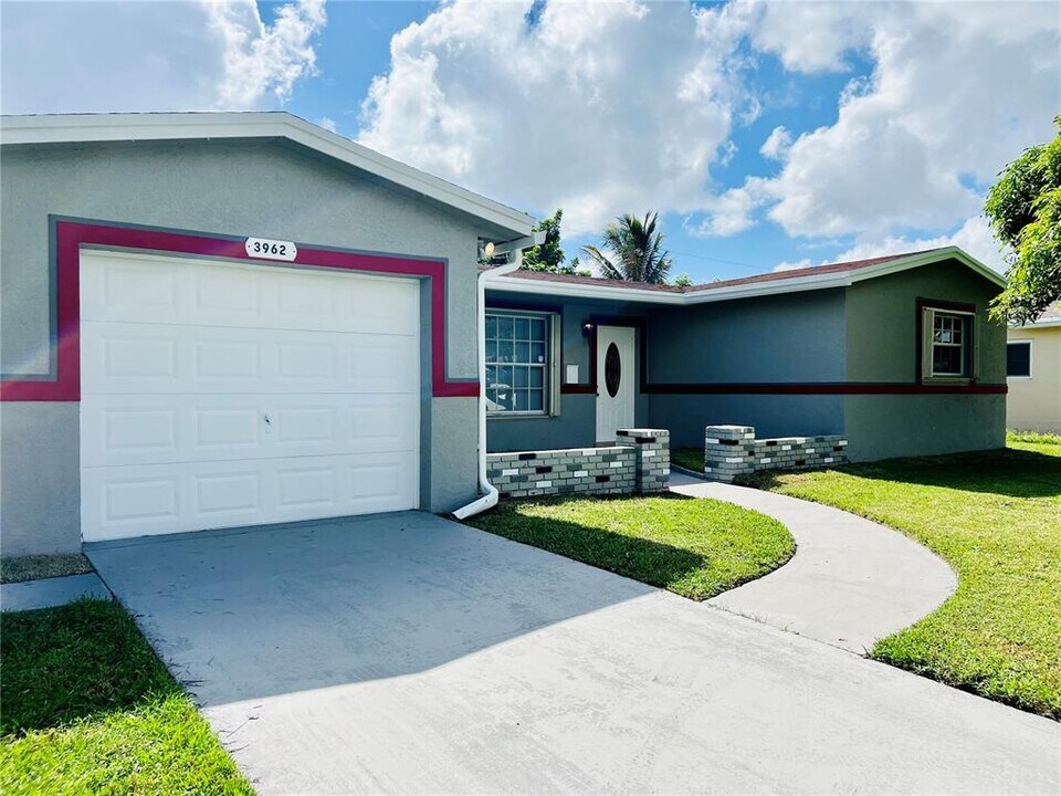 3962 NW 36th Way in Lauderdale Lakes, FL - Foto de edificio