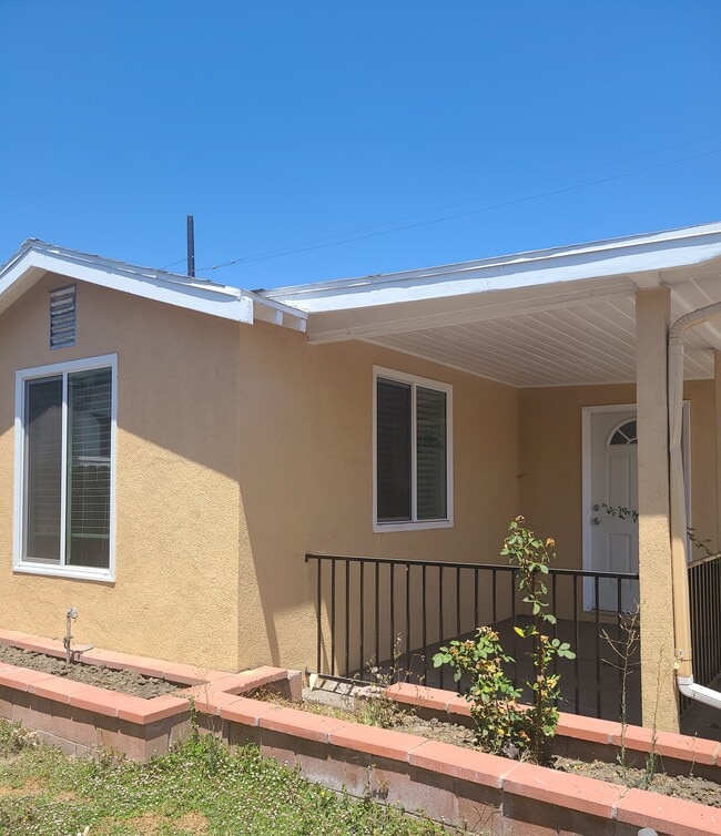 1531 W 71st St in Los Angeles, CA - Foto de edificio - Building Photo