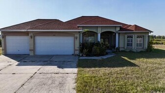 4950 Cypress Grove Cir in Punta Gorda, FL - Building Photo