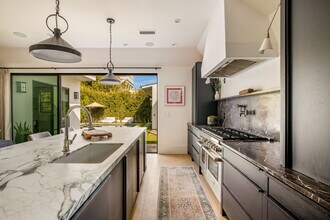 6277 Del Valle Dr in West Hollywood, CA - Building Photo - Building Photo
