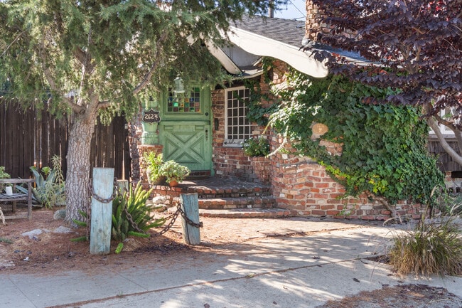 2624 E 8th St in Long Beach, CA - Building Photo - Building Photo