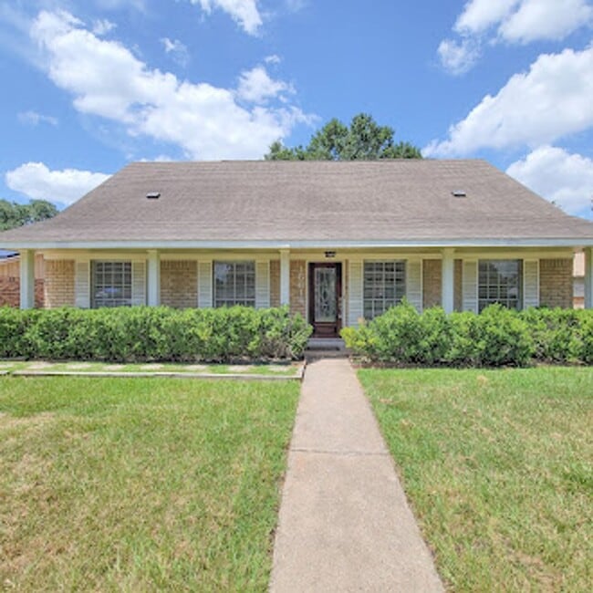 16614 Cairnway Dr in Houston, TX - Building Photo - Building Photo