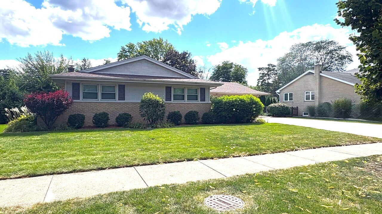 933 Garden Ln in Wheeling, IL - Building Photo