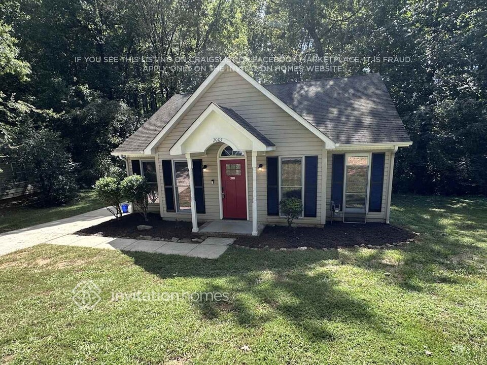 2005 Teddington Dr in Charlotte, NC - Building Photo