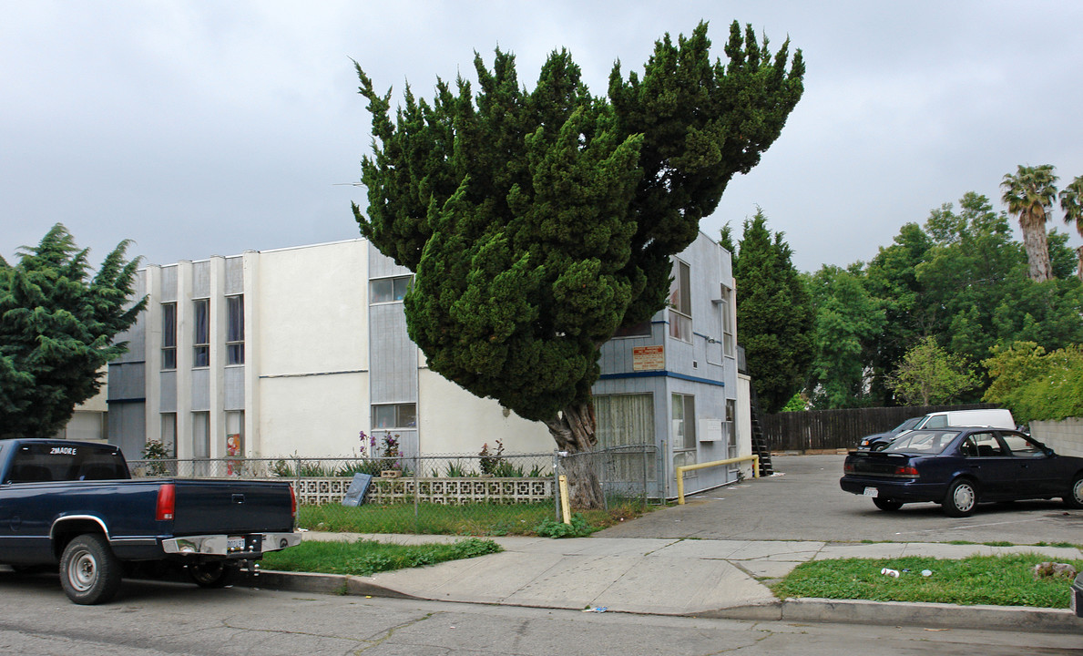 7543 Canby Ave in Reseda, CA - Building Photo