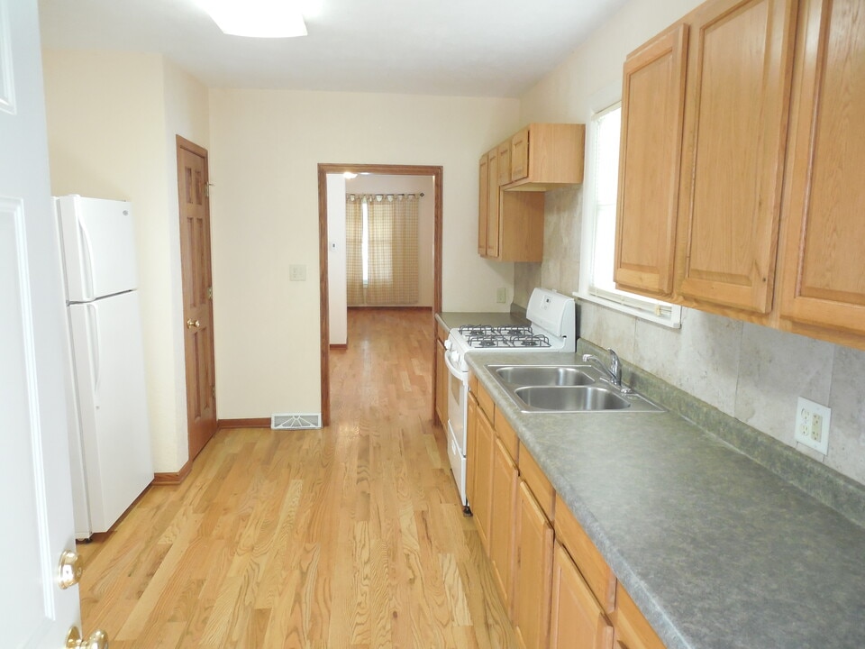 906 23rd St in Rockford, IL - Building Photo
