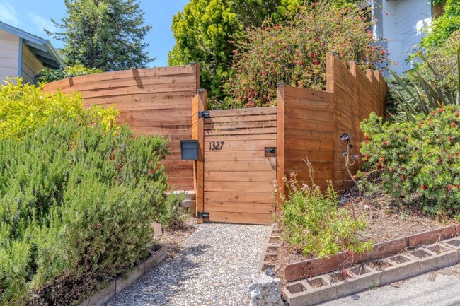 1327 Crespi Dr in Pacifica, CA - Building Photo - Building Photo