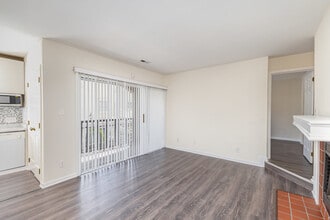 1101 E Morehead St, Unit 32 in Charlotte, NC - Building Photo - Building Photo