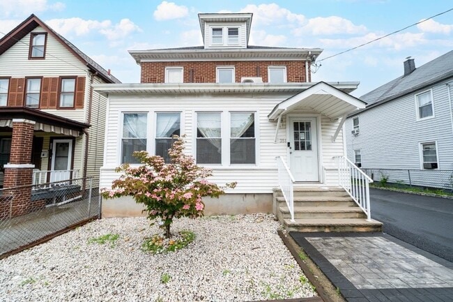 351 Somerset St in New Brunswick, NJ - Foto de edificio - Building Photo