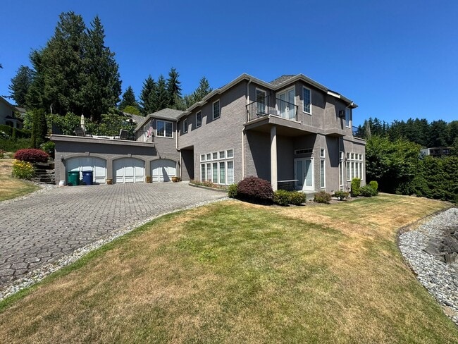 8479 NE Woodland Cove Dr in Kirkland, WA - Building Photo - Building Photo