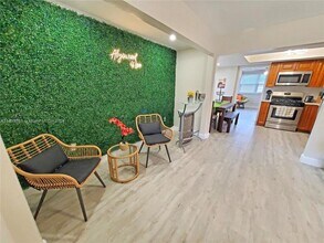 702 N E St in Lake Worth Beach, FL - Foto de edificio - Building Photo