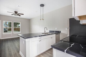 5262 Ella Blvd in Houston, TX - Building Photo - Building Photo