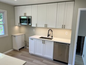 96 Oakdene Ave in Teaneck, NJ - Building Photo - Building Photo